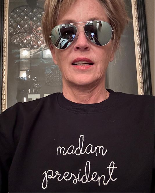 Sharon Stone egy Madam President feliratú pulóverben, 2024. november 5-én