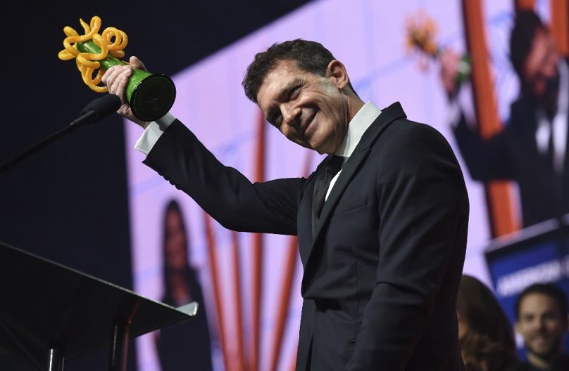 Antonio Banderas díjat vesz át Palm Spingsben, 2020-ban