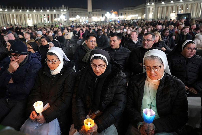 Верующие молятся за выздоровление понтифика на площади Святого Петра в Ватикане.
