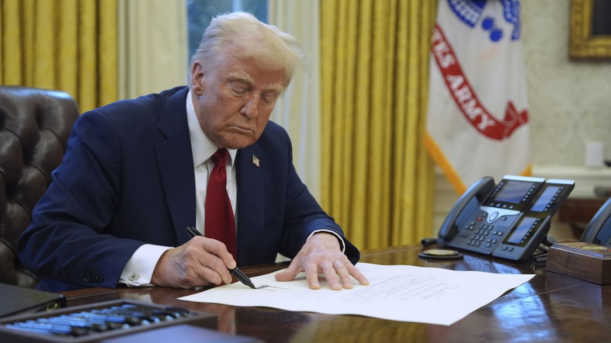 Bevezeti a vámokat az USA Kanadára, Mexikóra és Kínára