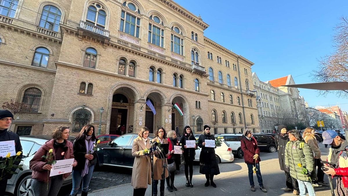 Átadták a bíróságnak azt a petíciót, amiben tízezrek követelik, hogy ne engedjék ki a lúgos orvost