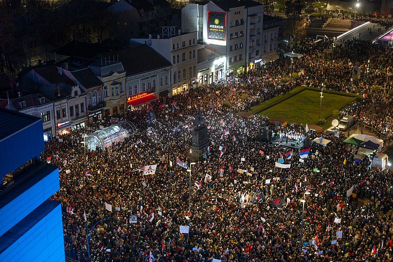 Des milliers d'étudiants manifestent contre la corruption dans la ville de Nis, en Serbie, le samedi 1er mars 2025.