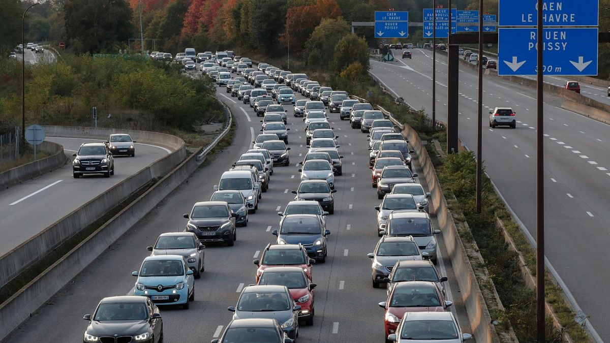 ‘A real health scandal’: Can ride-sharing clean up Paris’s busiest road?