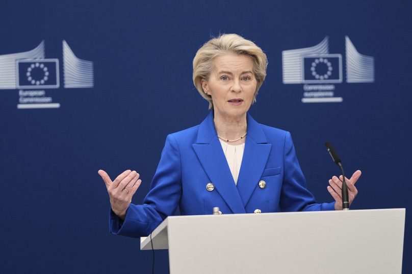La presidente della Commissione europea Ursula von der Leyen parla durante una conferenza stampa presso la sede dell'Ue a Bruxelles, 4 marzo 2025