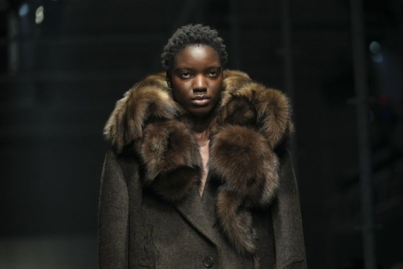 Una modella indossa una creazione della collezione Prada Autunno/Inverno 2025-2026 presentata a Milano, 27 febbraio 2025