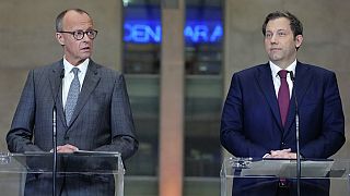 Friedrich Merz, lijevo, vođa CDU-a i Lars Klingbeil, suigrač SPD-a obraća se medijima tijekom konferencije za novinare u Berlinu, Njemačka, utorak, 4. ožujka 2025. 