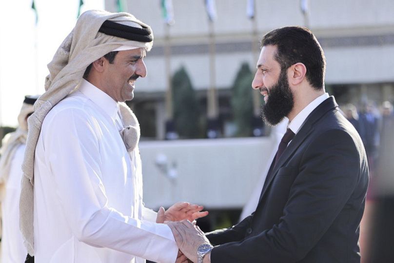 الرئيس السوري المؤقت أحمد الشرع، وهو يودع أمير قطر الشيخ تميم بن حمد آل ثاني، في دمشق، سوريا، الخميس، 30 يناير 2025.
