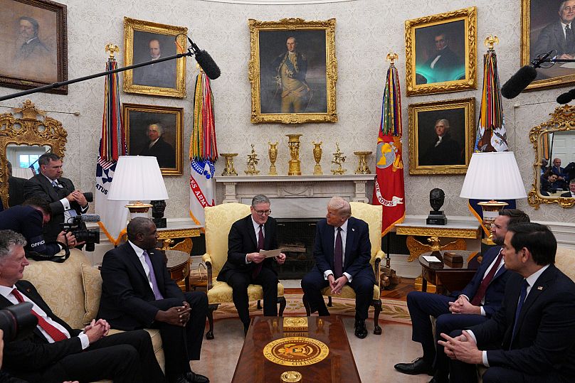 Donald Trump rencontre Keir Starmer, aux côtés de J.D. Vance et du ministre britannique des Affaires étrangères David Lammy, à la Maison Blanche, le jeudi 27 février 2025
