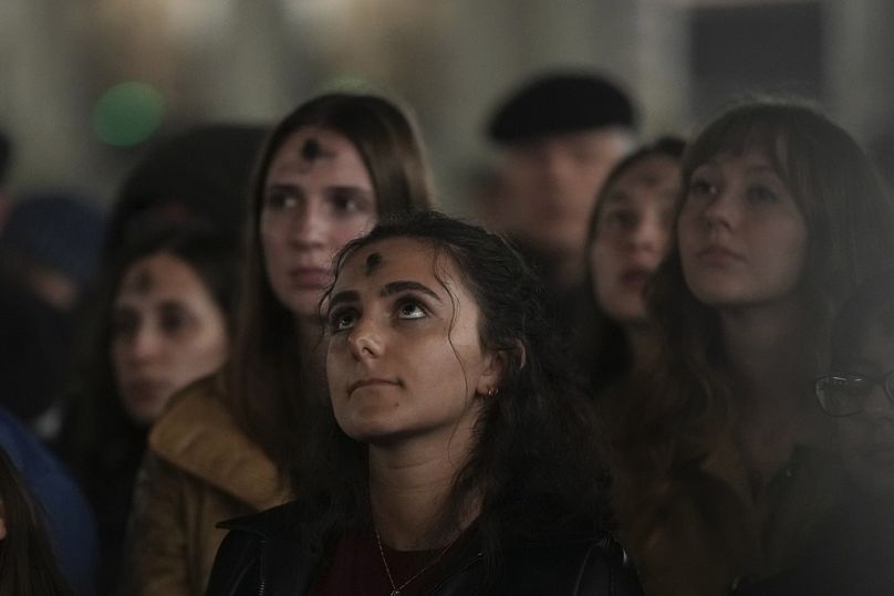 Dziewczynki, z popiołem na czołach, modlą się podczas modlitwy różańcowej w intencji zdrowia papieża Franciszka na Placu św. Piotra w Watykanie.