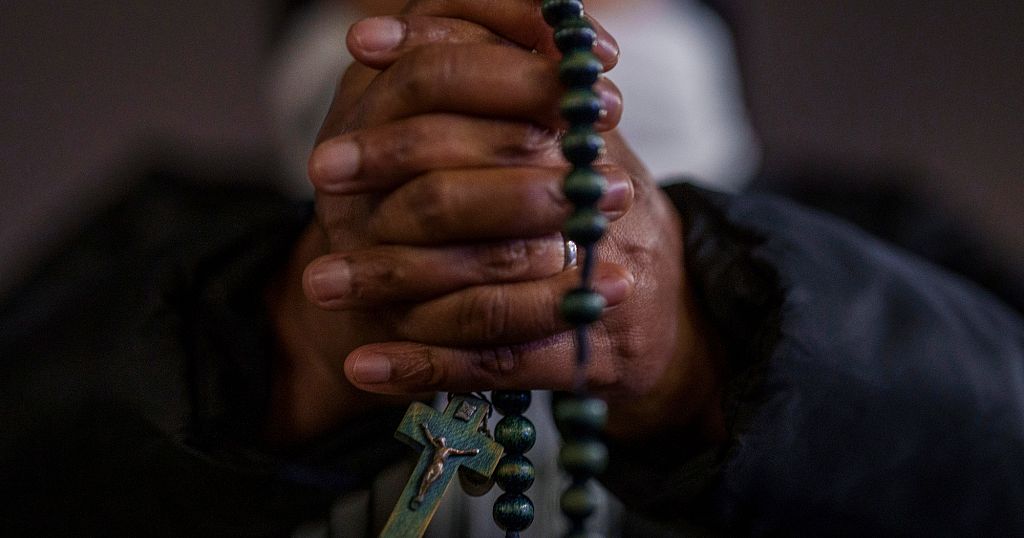 Faithful gather in Rome to pray the rosary for Pope Francis’ health Faithful gather in Rome to pray the rosary for Pope Francis’ health