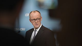 Vođa CDU -a Friedrich Merz razgovara s predstavnicima medija prije sastanka parlamentarne grupe u Bundestagu u Berlinu, 25. veljače 2025. godine.