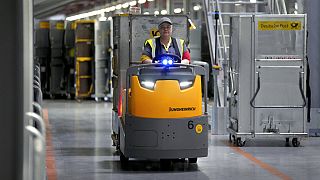 Član osoblja vozi vozilo za prijevoz u DHL mega paket centru u Ludwigsfeldeu u blizini BER -a Lin, Njemačka, utorak, 31. svibnja 2022.