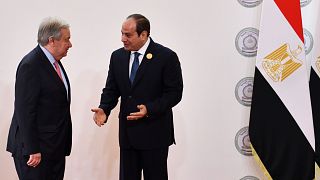 Egipatski predsjednik Abdel-Fattah El-Sissi pozdravlja generalnog tajnika UN-a Antonio Guterres tijekom arapskog samita u hitnim slučajevima, neposredno izvan Kaira, 4. ožujka 2025.