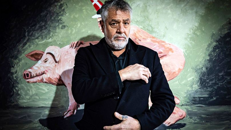 El artista Marco Evaristti es fotografiado con su exposición 'Y ahora te importa', antes de su inauguración el mes pasado.