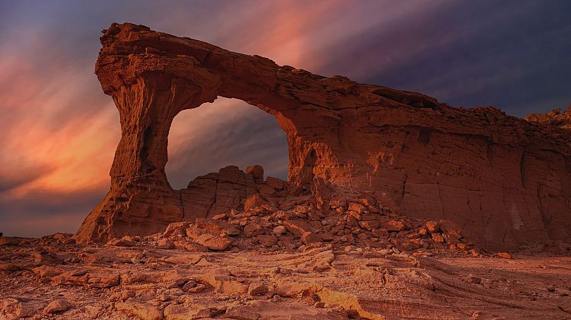 Una formación de arco natural en el desierto de Riad, Arabia Saudita