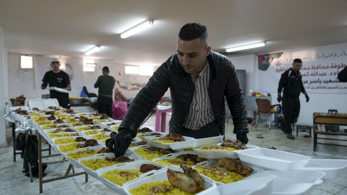 مطبخ عرفات الخيري في طولكرم يُطعم يوميًا 700 نازح.. لفتة مضيئة وسط واقع مظلم