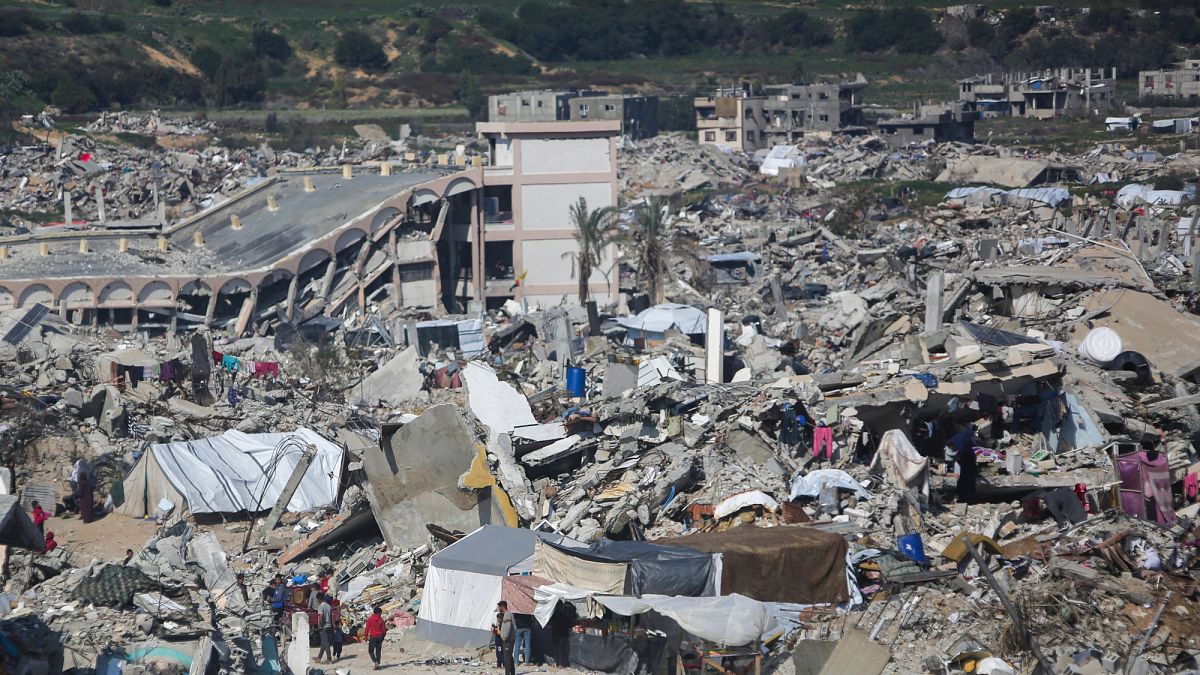 استخراج عشرات الجثث من مقبرة جماعية في شمال غزة