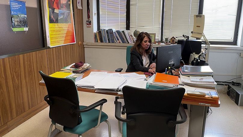 La catedrática María Belén Benito trabajando en su despacho de la Universidad Politécnica de Madrid. 