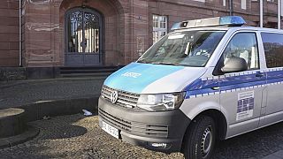 Van za prijevoznik parkiran je ispred višeg regionalnog suda u Koblenzu u Njemačkoj. Četvrtak, 6. ožujka 2025. godine.
