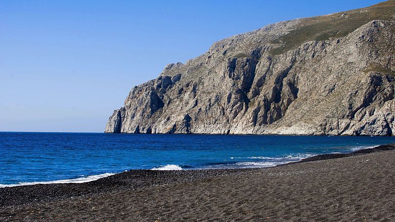 Playa de arena negra en Santorini