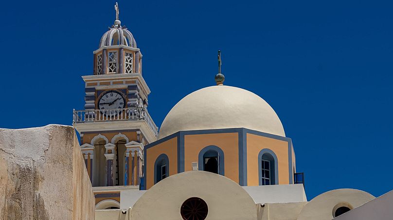 Iglesia ortodoxa adornada en Fira, Santorini