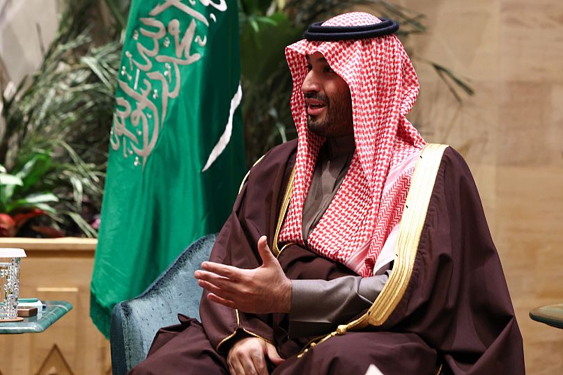 Książę Arabii Saudyjskiej Mohammed bin Salman gestykuluje podczas spotkania z sekretarzem stanu USA Marco Rubio w Rijadzie.