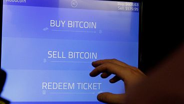 Απεικόνιση χρυσού φυσικού νομίσματος Bitcoin σε τραπεζογραμμάτια δολαρίων Ηνωμένων Πολιτειών. ΦΩΤΟΓΡΑΦΙΑ ΑΡΧΕΙΟΥ