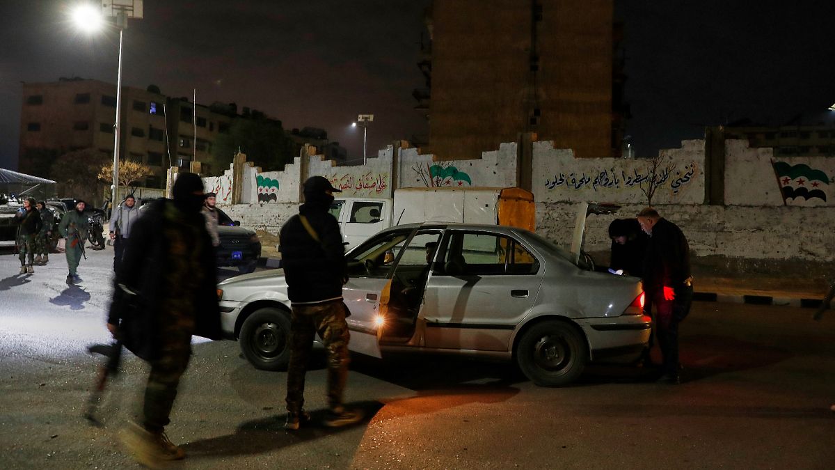 اشتباكات دامية في جبلة: مقتل 13 من قوات الأمن السوري على يد جماعات موالية للأسد