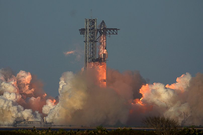 La méga-fusée Starship de SpaceX décolle pour un vol d'essai depuis la base Starbase à Boca Chica, au Texas, le jeudi 6 mars 2025.