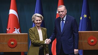 Cumhurbaşkanı Erdoğan (sağda), 17 Aralık'ta gerçekleşen görüşmenin ardından düzenlenen basın toplantısı sonrasında Avrupa Komisyonu Başkanı von der Leyen ile el sıkışıyor