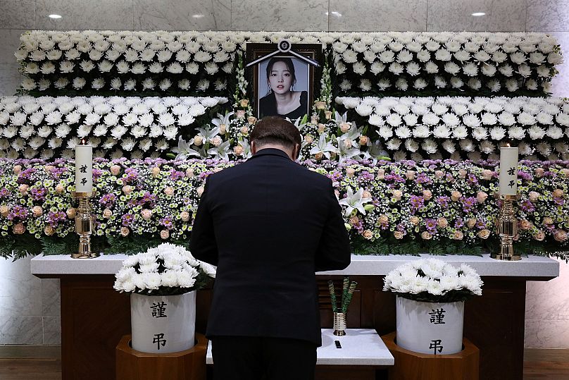 A South Korean man pays tribute to K-pop star Goo Hara at a memorial altar at the Seoul St. Mary's Hospital in Seoul, Monday, Nov. 25, 2019.