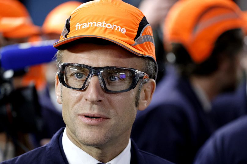 Il presidente francese Emmanuel Macron indossa gli occhiali protettivi durante una visita all'officina di manutenzione nucleare Framatome a Maubeuge, Francia, 29 gennaio 2025