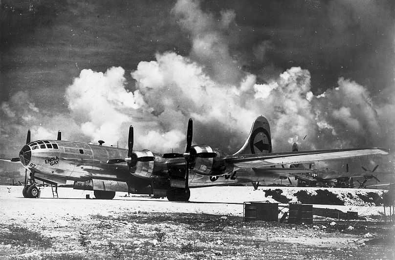 "Enola Gay" isimli Boeing B-29 tipi uçak, Mariana Adaları'ndaki Tinian'da görülüyor.