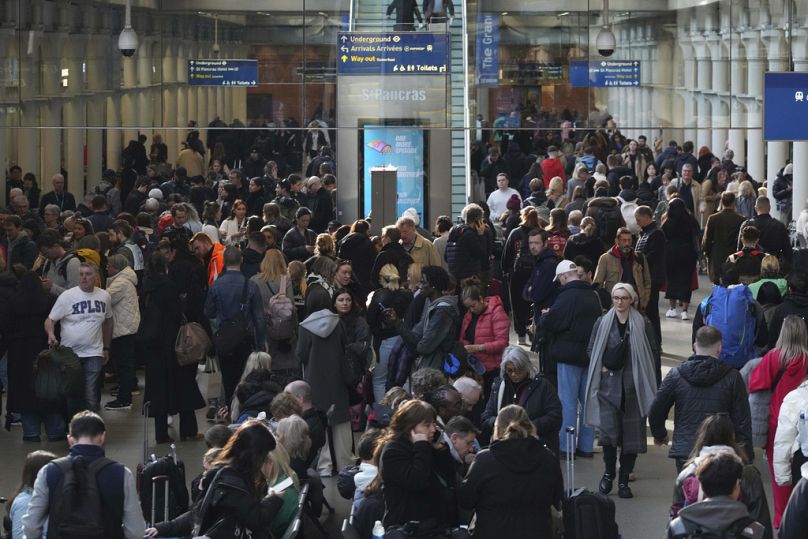 Fahrgäste stehen in der Nähe der Abfahrten des Eurostar am Bahnhof St Pancras International in London an und warten, Freitag, 7. März 2025