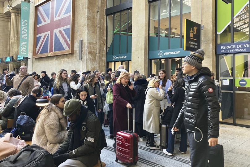 Reisende warten, da die Eurostar-Züge nach London und alle Züge nach Nordfrankreich gestoppt wurden