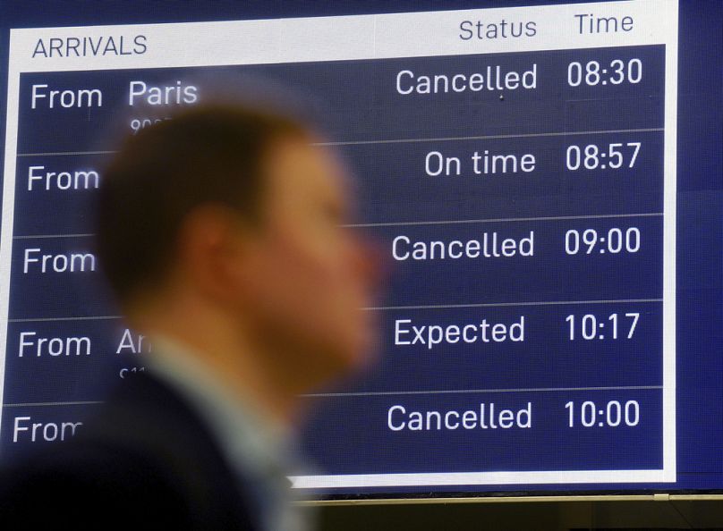 Blick auf eine Abreisetafel am Bahnhof St Pancras International in London, Freitag, 7. März 2025