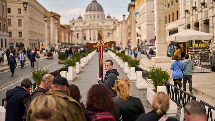 Vaticano: notte tranquilla per Papa Francesco, attesa per il bollettino medico