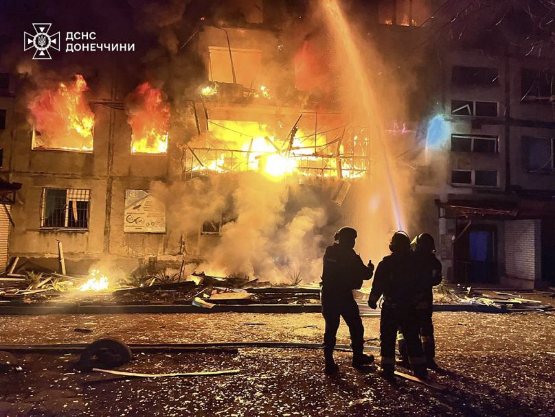 Bomberos trabajando para extinguir un fuego en Dobropillya, Donetsk, Ucrania, sábado 8 de marzo de 2025