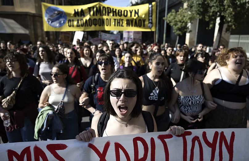 Göstericiler, başkent Atina'da düzenlenen Uluslararası Kadınlar Günü mitinginde slogan atıyor, 8 Mart 2025.