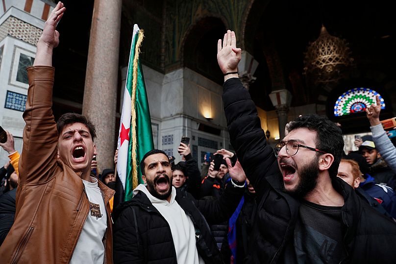 مؤيدو الحكومة السورية يهتفون بشعارات للتعبير عن تضامنهم مع قوات الأمن التي تقاتل ضد المسلحين الموالين للرئيس السابق بشار الأسد في دمشق، سوريا، الجمعة 7 مارس/آذار 2025
