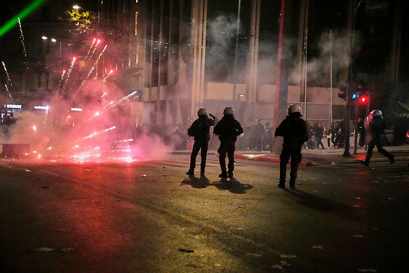 Во время дебатов у здания парламента проходили протесты и беспорядки