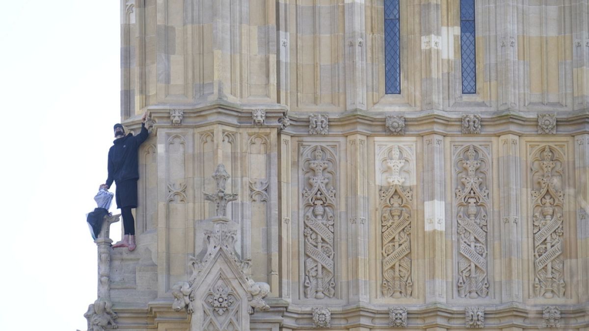 A Londres, un manifestant pro-palestinien escalade la tour de Big Ben