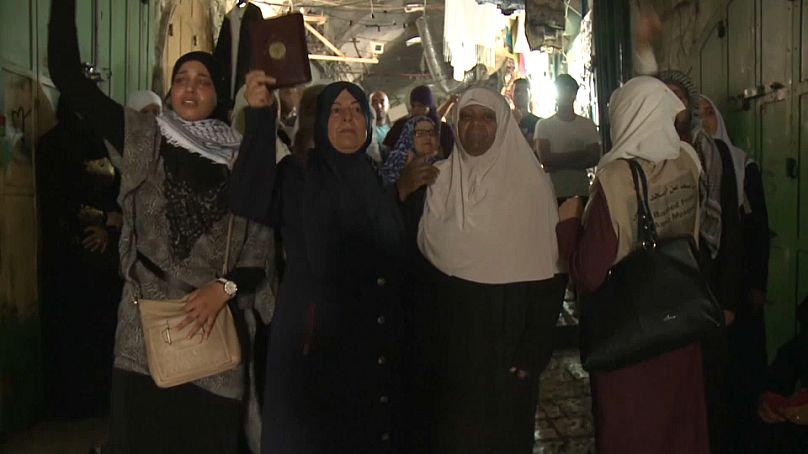عايدة الصيداوي الصادر بحقها الإبعاد عن الأقصى وهي مع مجموعة من  المرابطات في القدس