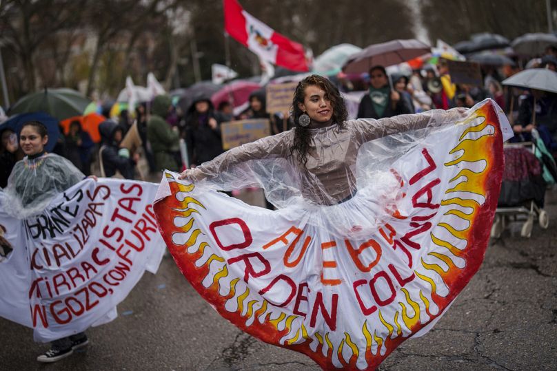 Manifestantes reúnem-se durante um protesto pelo Dia Internacional da Mulher em Madrid,