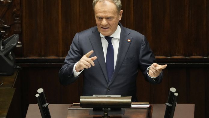 La Polonia punta a potenziare l'esercito, Tusk: "Addestramento militare per ogni uomo adulto"