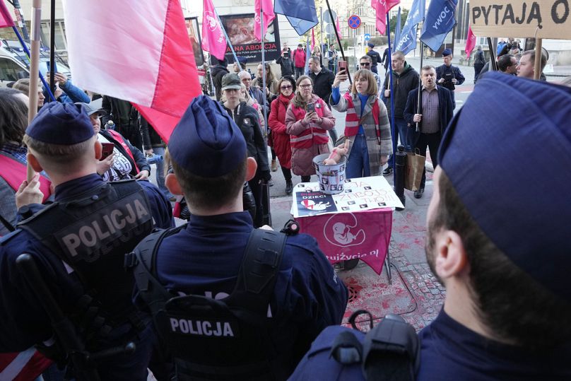 Protestujący stoją przed nowo otwartym ośrodkiem, w którym kobiety mogą dokonać aborcji za pomocą tabletek