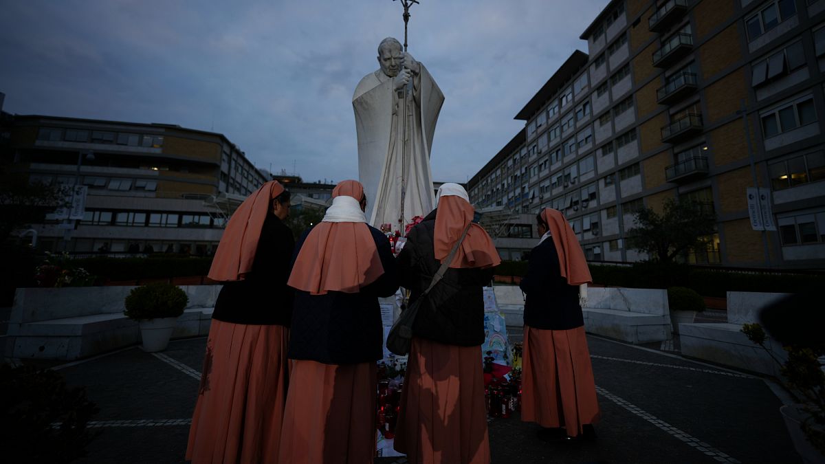 Lassan, de javul Ferenc pápa állapota a Vatikán közleménye szerint