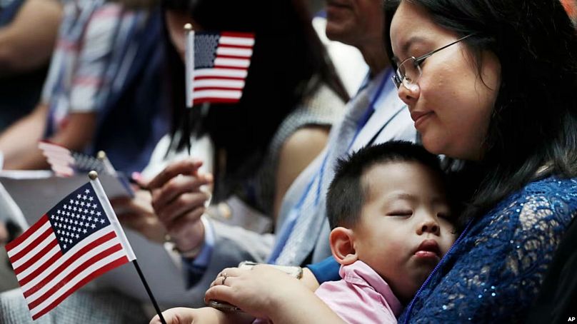 Amerikai-kínai asszony és gyermeke