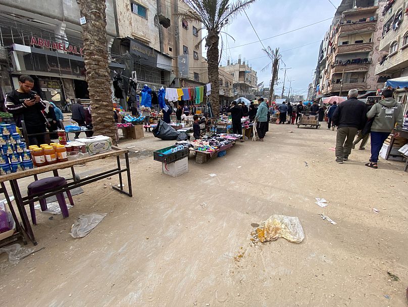 Un pequeño mercado popular en la ciudad de Deir al-Balah, en el centro de la Franja de Gaza, el 7 de marzo de 2025