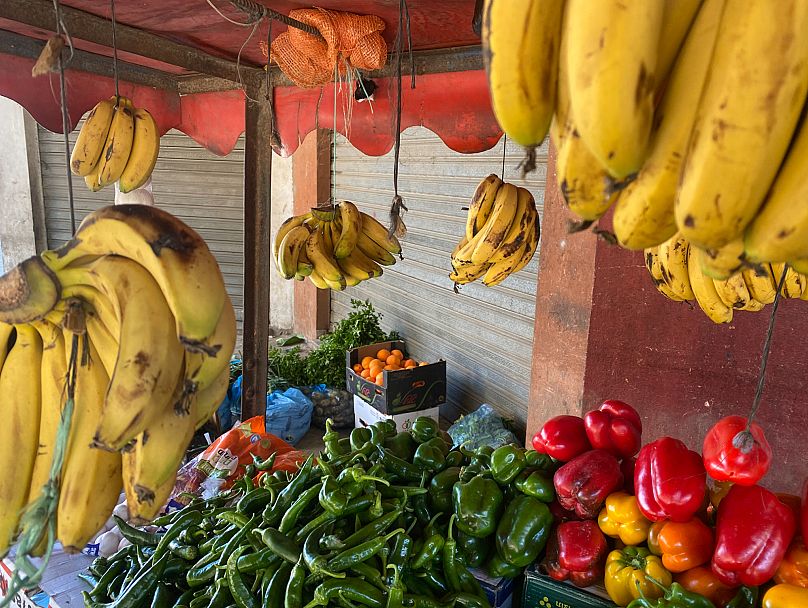 Un puesto de venta de verduras y frutas en Deir al-Balah, en el centro de la Franja de Gaza, el 7 de marzo de 2025